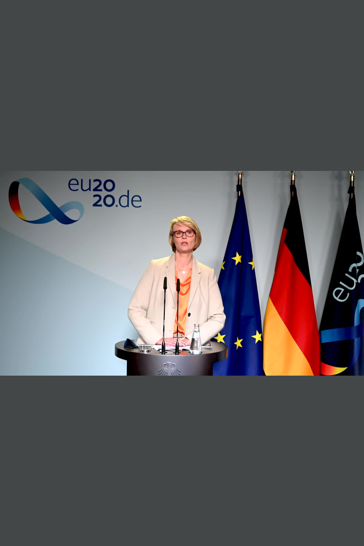 Doorstep Anja Karliczek, Federal Minister of Education and Research